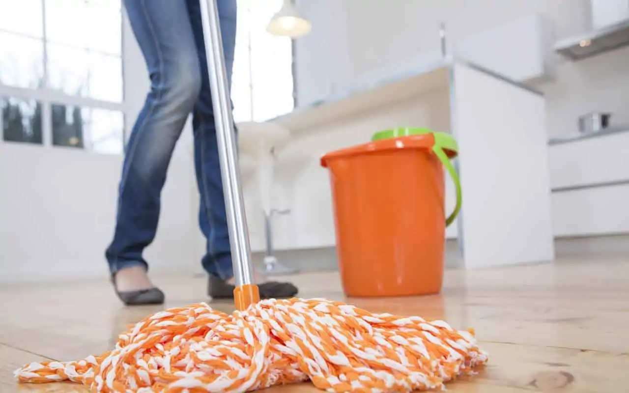 Butti l’acqua sporca del mocio nel lavandino o nel wc? Ecco perché stai commettendo un grave errore